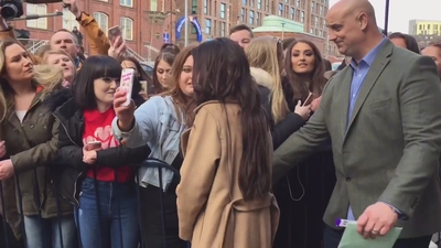 Cheryl_Meets_Fans_at_Prince2592s_Trust_Centre_Opening_mp40019.jpg