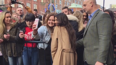 Cheryl_Meets_Fans_at_Prince2592s_Trust_Centre_Opening_mp40022.jpg