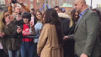 Cheryl_Meets_Fans_at_Prince2592s_Trust_Centre_Opening_mp40023.jpg