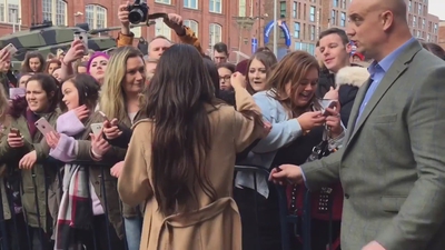 Cheryl_Meets_Fans_at_Prince2592s_Trust_Centre_Opening_mp40025.jpg