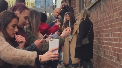 Cheryl_Meets_Fans_at_Prince2592s_Trust_Centre_Opening_mp40051.jpg