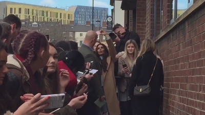 Cheryl_Meets_Fans_at_Prince2592s_Trust_Centre_Opening_mp40060.jpg