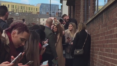 Cheryl_Meets_Fans_at_Prince2592s_Trust_Centre_Opening_mp40066.jpg