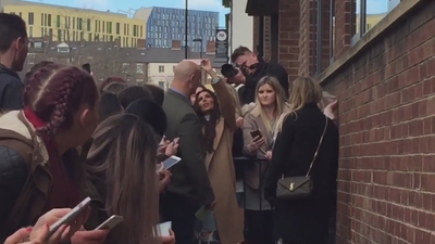 Cheryl_Meets_Fans_at_Prince2592s_Trust_Centre_Opening_mp40068.jpg