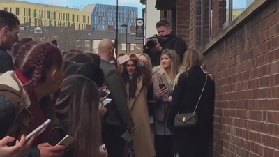 Cheryl_Meets_Fans_at_Prince2592s_Trust_Centre_Opening_mp40071.jpg