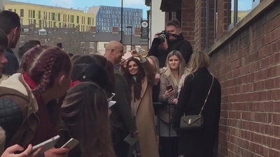 Cheryl_Meets_Fans_at_Prince2592s_Trust_Centre_Opening_mp40074.jpg