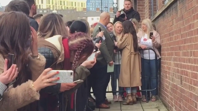 Cheryl_Meets_Fans_at_Prince2592s_Trust_Centre_Opening_mp40080.jpg