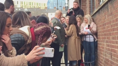 Cheryl_Meets_Fans_at_Prince2592s_Trust_Centre_Opening_mp40081.jpg