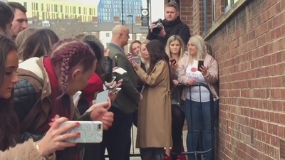 Cheryl_Meets_Fans_at_Prince2592s_Trust_Centre_Opening_mp40084.jpg