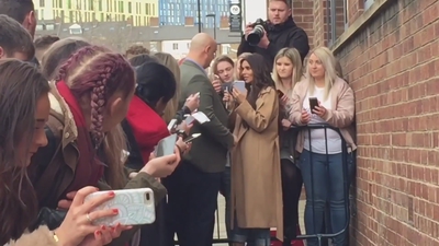Cheryl_Meets_Fans_at_Prince2592s_Trust_Centre_Opening_mp40088.jpg