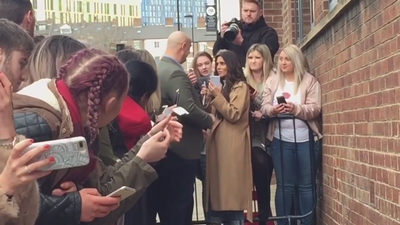 Cheryl_Meets_Fans_at_Prince2592s_Trust_Centre_Opening_mp40090.jpg
