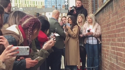 Cheryl_Meets_Fans_at_Prince2592s_Trust_Centre_Opening_mp40091.jpg