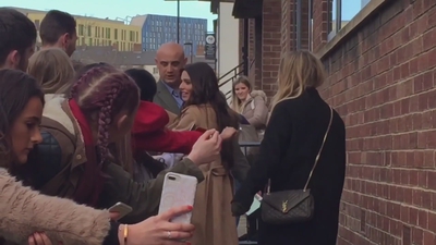 Cheryl_Meets_Fans_at_Prince2592s_Trust_Centre_Opening_mp40095.jpg