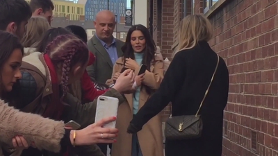 Cheryl_Meets_Fans_at_Prince2592s_Trust_Centre_Opening_mp40098.jpg