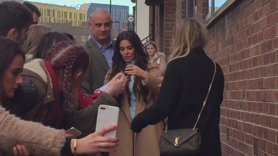 Cheryl_Meets_Fans_at_Prince2592s_Trust_Centre_Opening_mp40100.jpg