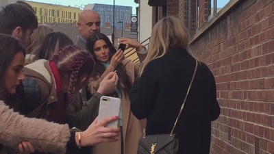 Cheryl_Meets_Fans_at_Prince2592s_Trust_Centre_Opening_mp40102.jpg