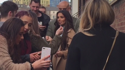 Cheryl_Meets_Fans_at_Prince2592s_Trust_Centre_Opening_mp40121.jpg
