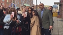 Имя файла=Cheryl_Meets_Fans_at_Prince2592s_Trust_Centre_Opening_mp40013.jpg
Размер файла=216КБ
Размеры=1920x1080
Дата=Фев 23, 2018 Cheryl_Meets_Fans_at_Prince2592s_Trust_Centre_Opening_mp40013.jpg