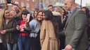 Cheryl_Meets_Fans_at_Prince2592s_Trust_Centre_Opening_mp40021.jpg