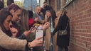 Cheryl_Meets_Fans_at_Prince2592s_Trust_Centre_Opening_mp40052.jpg