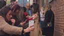Cheryl_Meets_Fans_at_Prince2592s_Trust_Centre_Opening_mp40056.jpg