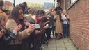 Cheryl_Meets_Fans_at_Prince2592s_Trust_Centre_Opening_mp40079.jpg