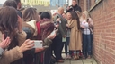 Cheryl_Meets_Fans_at_Prince2592s_Trust_Centre_Opening_mp40080.jpg