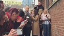 Cheryl_Meets_Fans_at_Prince2592s_Trust_Centre_Opening_mp40085.jpg