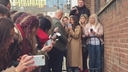 Имя файла=Cheryl_Meets_Fans_at_Prince2592s_Trust_Centre_Opening_mp40088.jpg
Размер файла=203КБ
Размеры=1920x1080
Дата=Фев 23, 2018 Cheryl_Meets_Fans_at_Prince2592s_Trust_Centre_Opening_mp40088.jpg