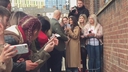 Имя файла=Cheryl_Meets_Fans_at_Prince2592s_Trust_Centre_Opening_mp40090.jpg
Размер файла=214КБ
Размеры=1920x1080
Дата=Фев 23, 2018 Cheryl_Meets_Fans_at_Prince2592s_Trust_Centre_Opening_mp40090.jpg