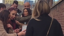 Cheryl_Meets_Fans_at_Prince2592s_Trust_Centre_Opening_mp40123.jpg