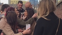 Cheryl_Meets_Fans_at_Prince2592s_Trust_Centre_Opening_mp40127.jpg