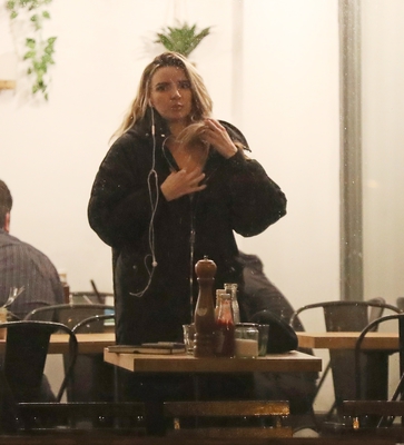 At_a_coffee_shop_in_London_10_03_18_28129.jpg