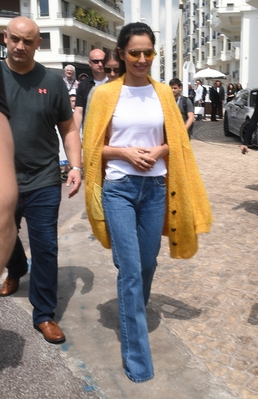 Arriving_at_a_beach_club_during_the_71st_annual_Cannes_Film_Festival_12_05_18_2822529.jpg