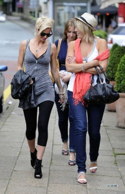 Sarah_Harding_out_in_Alderley_Edge_180709_12.jpg