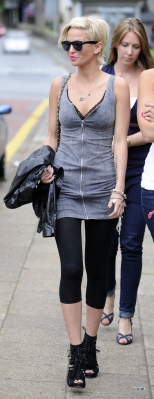 Sarah_Harding_out_in_Alderley_Edge_180709_16.jpg