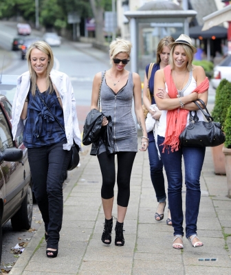 Sarah_Harding_out_in_Alderley_Edge_180709_2.jpg