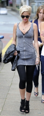 Sarah_Harding_out_in_Alderley_Edge_180709_5.jpg