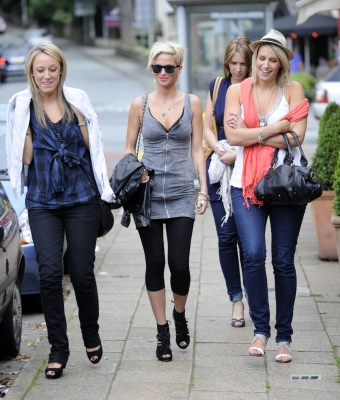 Sarah_Harding_out_in_Alderley_Edge_180709_9.jpg