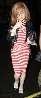 Nicola_Roberts_arriving_back_at_her_London_hotel_230709_4.jpg