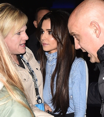 Cheryl_looks_glowing_in_a_denim_top_and_baggy_black_trousers_as_she_emerges_from_BBC_Radio_Studios_15_11_18_283129.jpg