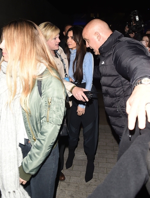 Cheryl_looks_glowing_in_a_denim_top_and_baggy_black_trousers_as_she_emerges_from_BBC_Radio_Studios_15_11_18_283629.jpg
