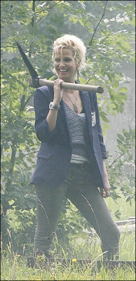 Sarah_Harding_on_the_set_of_St_Trinians_2_240709_3.jpg
