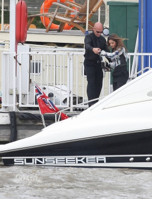 Cheryl_filming_on_the_thames_260709_27.jpg