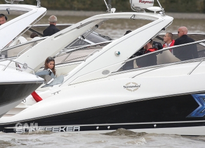 Cheryl_filming_on_the_thames_260709_4.jpg