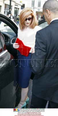 Nicola_Roberts_leaving_Mayfair_Hotel_290709_11.jpg