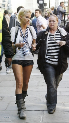 Sarah_Harding_on_the_set_of_St_Trinians_2_270709_108.jpg