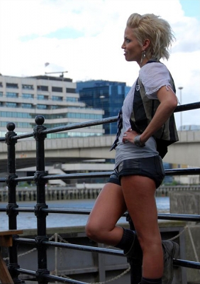 Sarah_Harding_on_the_set_of_St_Trinians_2_270709_122.jpg