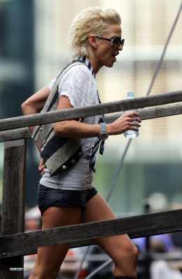 Sarah_Harding_on_the_set_of_St_Trinians_2_270709_19.jpg