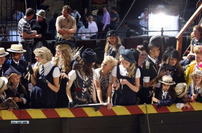 Sarah_Harding_on_the_set_of_St_Trinians_2_270709_2.jpg